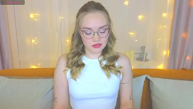 Snapshot of Aurora_Golden1 chatting on February 22, 3:47 pm Aurora Golden1 online show from February 22, 3:47 pm