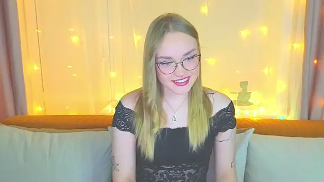 Snapshot of Aurora_Golden1 chatting on January 31, 3:44 pm Aurora Golden1 online show from January 31, 3:44 pm