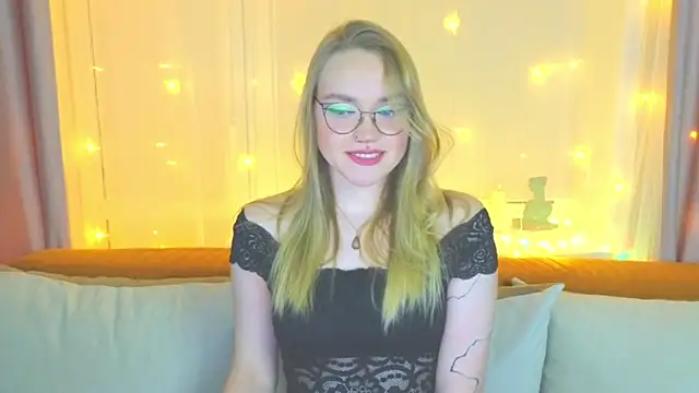 Snapshot of Aurora_Golden1 chatting on January 31, 6:47 pm Aurora Golden1 online show from January 31, 6:47 pm