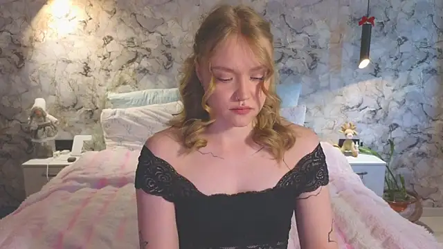Snapshot of Aurora_Golden1 chatting on June 6, 12:43 pm Aurora Golden1 online show from June 6, 12:43 pm