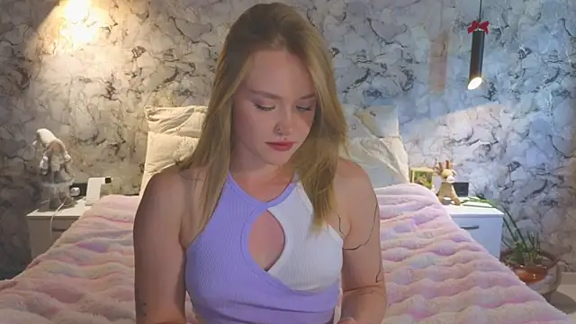Snapshot of Aurora_Golden1 chatting on June 29, 11:43 am Aurora Golden1 online show from June 29, 11:43 am