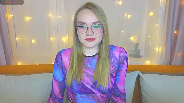 Snapshot of Aurora_Golden1 chatting on March 6, 4:07 pm Aurora Golden1 online show from March 6, 4:07 pm
