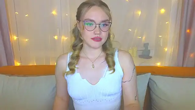 Snapshot of Aurora_Golden1 chatting on March 16, 6:55 pm Aurora Golden1 online show from March 16, 6:55 pm