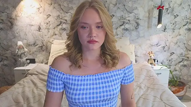 Snapshot of Aurora_Golden1 chatting on July 9, 2:56 am Aurora Golden1 online show from July 9, 2:56 am
