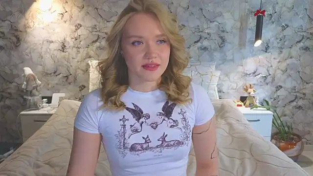 Snapshot of Aurora_Golden1 chatting on June 23, 4:32 am Aurora Golden1 online show from June 23, 4:32 am