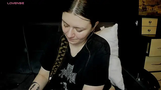 Snapshot of AlisaBacker chatting on June 7, 7:24 am AlisaBacker online show from June 7, 7:24 am