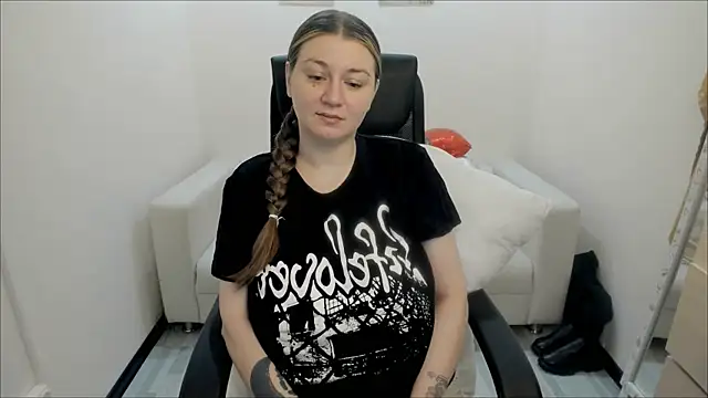 Snapshot of AlisaBacker chatting on February 24, 9:41 pm AlisaBacker online show from February 24, 9:41 pm