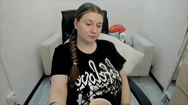 Snapshot of AlisaBacker chatting on February 25, 12:47 am AlisaBacker online show from February 25, 12:47 am