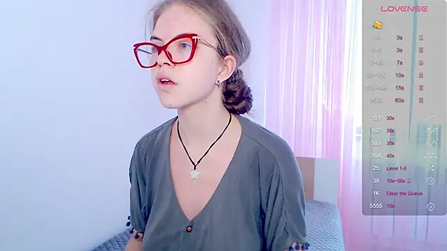 Snapshot of Sarah_HS chatting on September 10, 10:47 am Sarah HS online show from September 10, 10:47 am