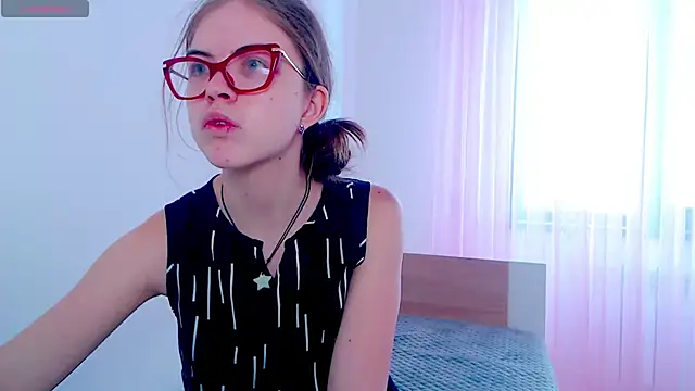 Snapshot of Sarah_HS chatting on February 28, 8:31 am Sarah HS online show from February 28, 8:31 am