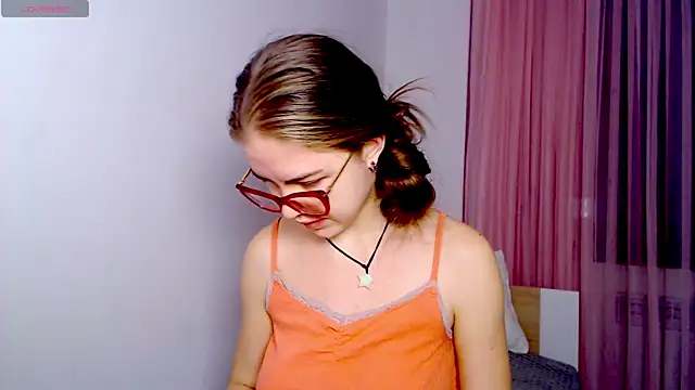 Snapshot of Sarah_HS chatting on November 24, 2:06 pm Sarah HS online show from November 24, 2:06 pm