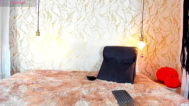 NATALIE PARKERR online show from November 7, 12:21 pm