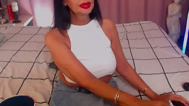 Snapshot of shannon4u chatting on February 23, 6:49 am shannon4u online show from February 23, 6:49 am