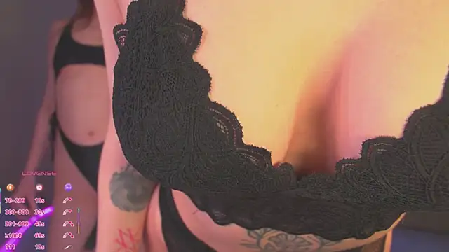 Kinky Girls online show from November 29, 9:15 pm