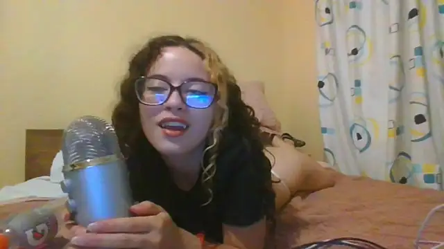 frikigyal online show from February 17, 2:42 am