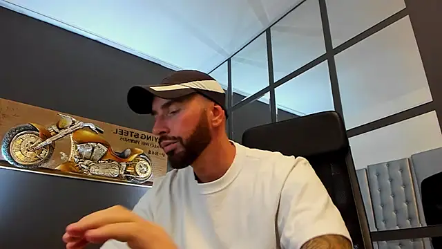 Snapshot of AronGrant chatting on September 24, 9:27 am AronGrant online show from September 24, 9:27 am