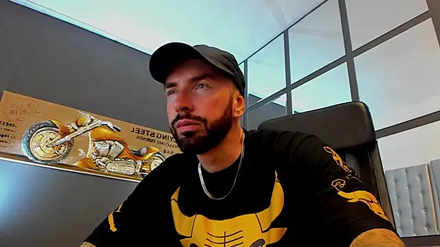 Snapshot of AronGrant chatting on June 15, 8:58 am AronGrant online show from June 15, 8:58 am