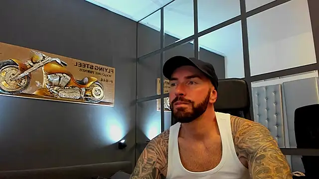 Snapshot of AronGrant chatting on October 8, 9:11 am AronGrant online show from October 8, 9:11 am