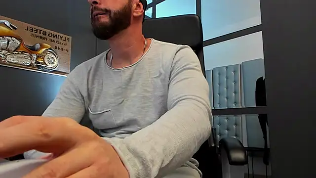 Snapshot of AronGrant chatting on September 19, 9:57 am AronGrant online show from September 19, 9:57 am