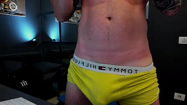 Snapshot of AronGrant chatting on July 16, 9:28 am AronGrant online show from July 16, 9:28 am