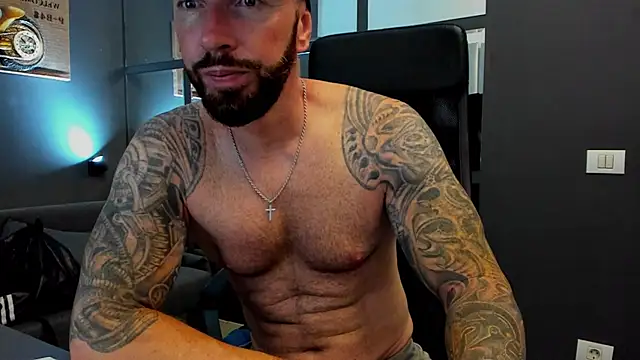 Snapshot of AronGrant chatting on July 17, 8:33 am AronGrant online show from July 17, 8:33 am