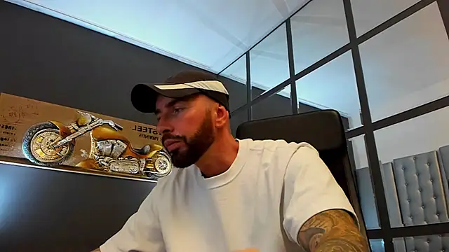 Snapshot of AronGrant chatting on September 23, 10:44 am AronGrant online show from September 23, 10:44 am