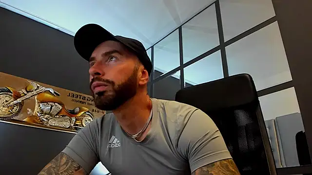 Snapshot of AronGrant chatting on September 28, 9:05 am AronGrant online show from September 28, 9:05 am