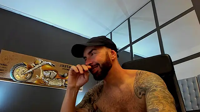 Snapshot of AronGrant chatting on October 16, 8:33 am AronGrant online show from October 16, 8:33 am