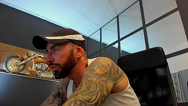 Snapshot of AronGrant chatting on September 29, 7:37 am AronGrant online show from September 29, 7:37 am