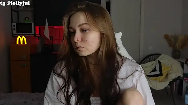 Snapshot of doll_lol_ chatting on October 22, 5:45 pm doll lol online show from October 22, 5:45 pm