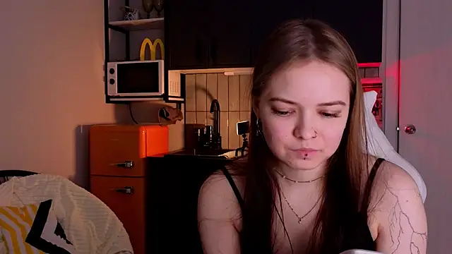 Snapshot of doll_lol_ chatting on December 3, 6:07 pm doll lol online show from December 3, 6:07 pm