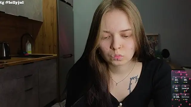 Snapshot of doll_lol_ chatting on March 3, 10:31 pm doll lol online show from March 3, 10:31 pm