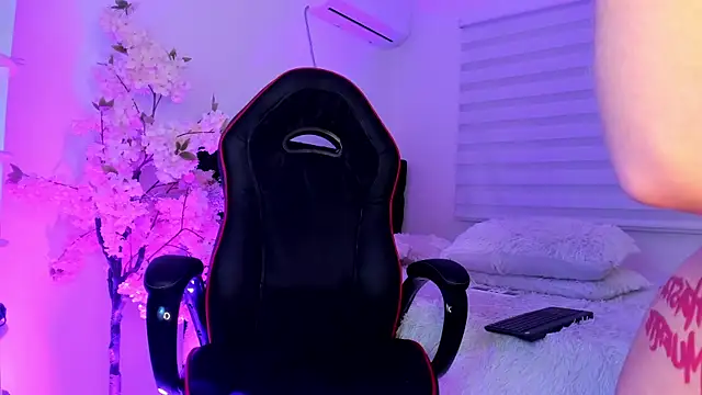 Snapshot of Caramelo_Exotic chatting on January 13, 6:06 am Caramelo Exotic online show from January 13, 6:06 am