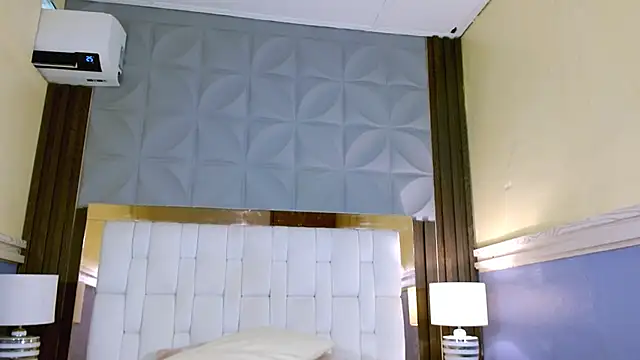 Nicole Ramires online show from February 19, 2:58 pm