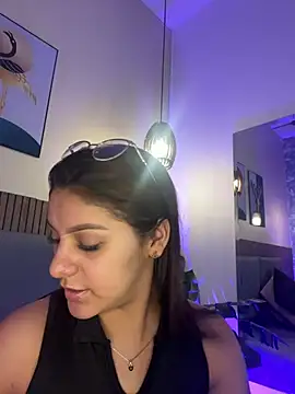 NicolleeEvanss online show from July 8, 11:00 am