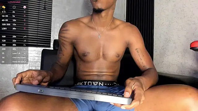 Snapshot of Lil_Curved chatting on October 12, 11:33 am Lil Curved online show from October 12, 11:33 am