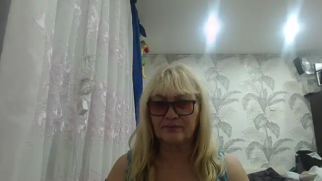 CamDiva113 online show from October 31, 12:18 am