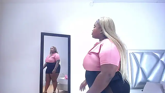 Snapshot of exotic_karmella chatting on November 29, 9:15 pm exotic karmella online show from November 29, 9:15 pm