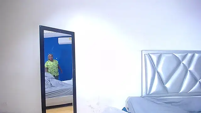 Snapshot of exotic_karmella chatting on November 18, 8:34 pm exotic karmella online show from November 18, 8:34 pm