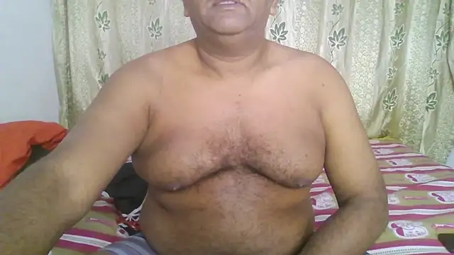 Snapshot of Beargryzzly chatting on January 5, 2:06 am Beargryzzly online show from January 5, 2:06 am