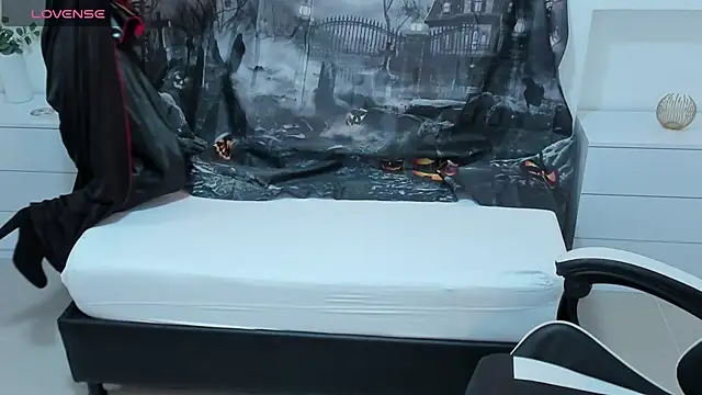 Snapshot of candy_summer28 chatting on October 31, 7:32 pm candy summer28 online show from October 31, 7:32 pm