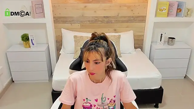 Snapshot of candy_summer28 chatting on October 7, 7:15 pm candy summer28 online show from October 7, 7:15 pm