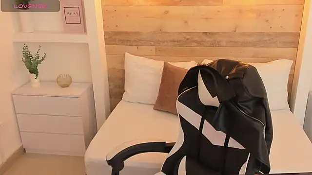 Snapshot of candy_summer28 chatting on December 2, 7:15 pm candy summer28 online show from December 2, 7:15 pm