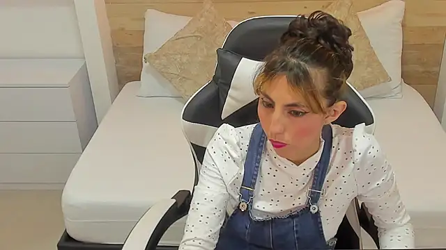 Snapshot of candy_summer28 chatting on October 28, 7:13 pm candy summer28 online show from October 28, 7:13 pm