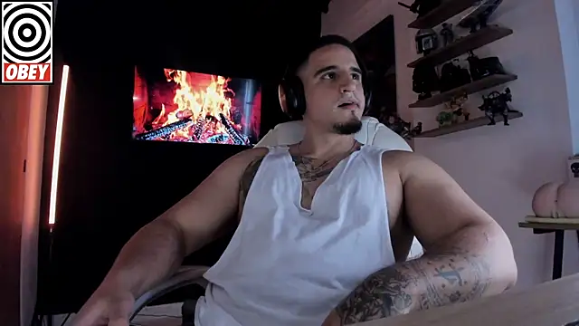 Snapshot of kingbear777 chatting on November 6, 8:07 am kingbear777 online show from November 6, 8:07 am