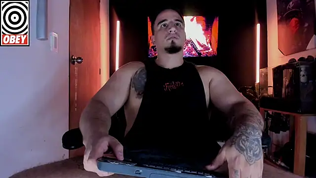 Snapshot of kingbear777 chatting on December 15, 1:22 am kingbear777 online show from December 15, 1:22 am