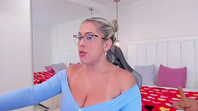 Snapshot of dolly_walker chatting on May 2, 2:17 am dolly walker online show from May 2, 2:17 am