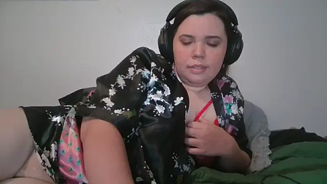 Snapshot of AlessaLoveX chatting on August 2, 4:11 am AlessaLoveX online show from August 2, 4:11 am