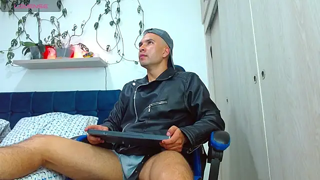Snapshot of dorian_h_ chatting on July 17, 8:39 pm dorian h online show from July 17, 8:39 pm