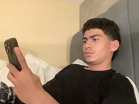 Snapshot of WildLogan chatting on February 16, 9:02 pm WildLogan online show from February 16, 9:02 pm